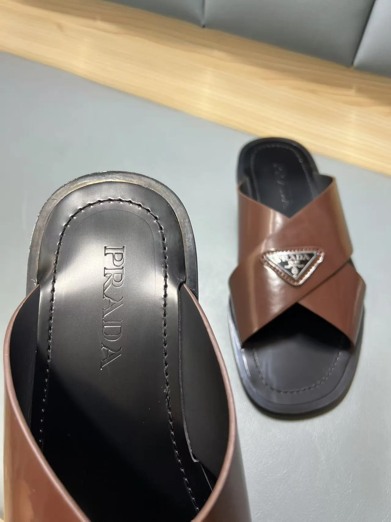 340💰PRADA Prada’s latest slippers are synchronized with the official website. This slipper is made of the brand’s unique and iconic Saffiano leather. The brand logo jumps out from the double straps, and the brand style is clearly visible. Cowhide gives men elegant charm and functional design, making it an ideal choice for vacation and leisure. Size:38-45